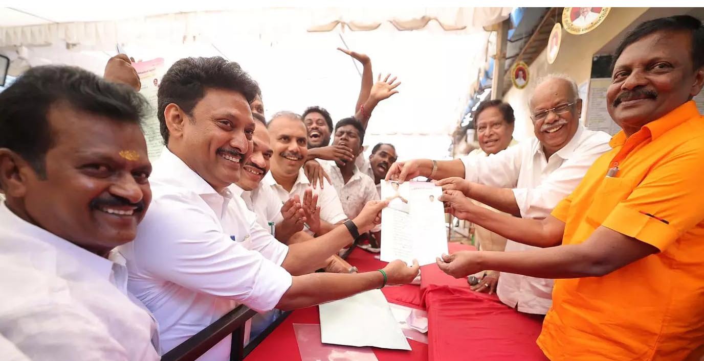 திருவெறும்பூர் தொகுதியில் போட்டியிட  அமைச்சர் அன்பில் மகேஷ் விருப்பமனு